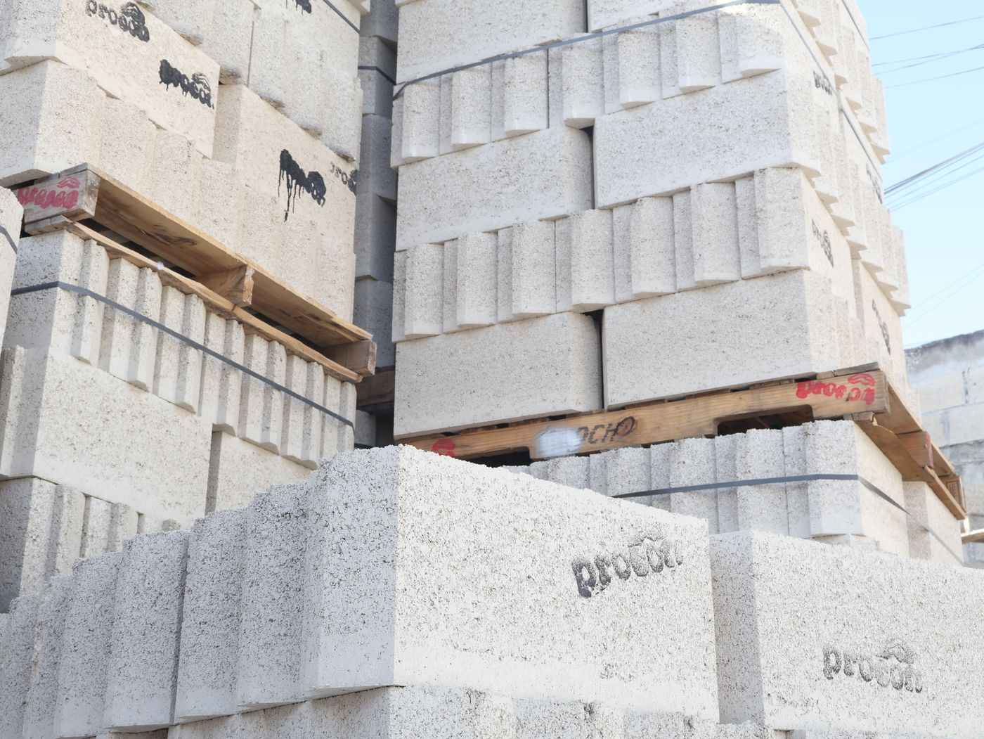 Block Procon en pallets en almacén de LF Comercializadora Campeche