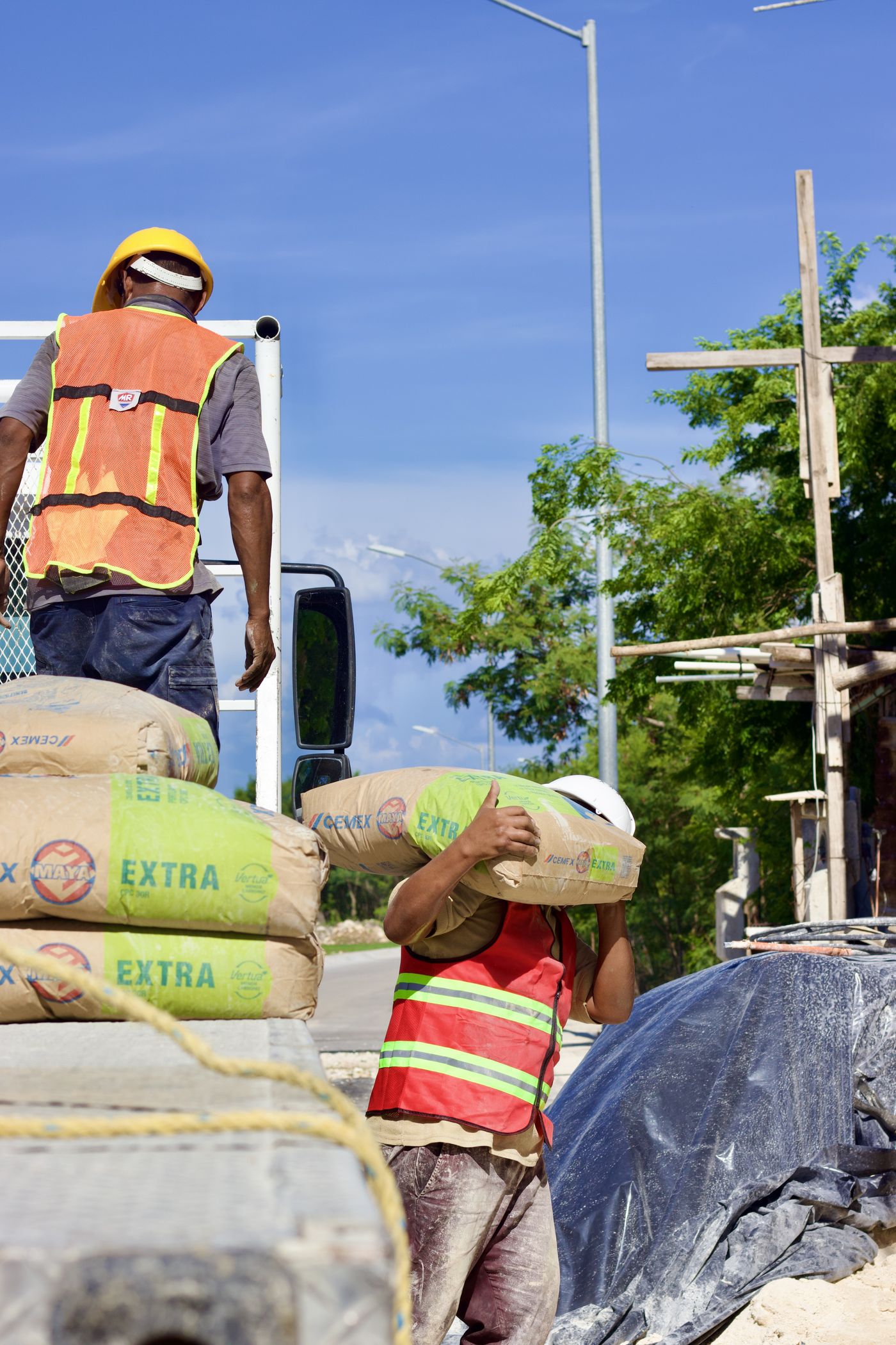 Entrega de cemento Cemex en obra en Campeche