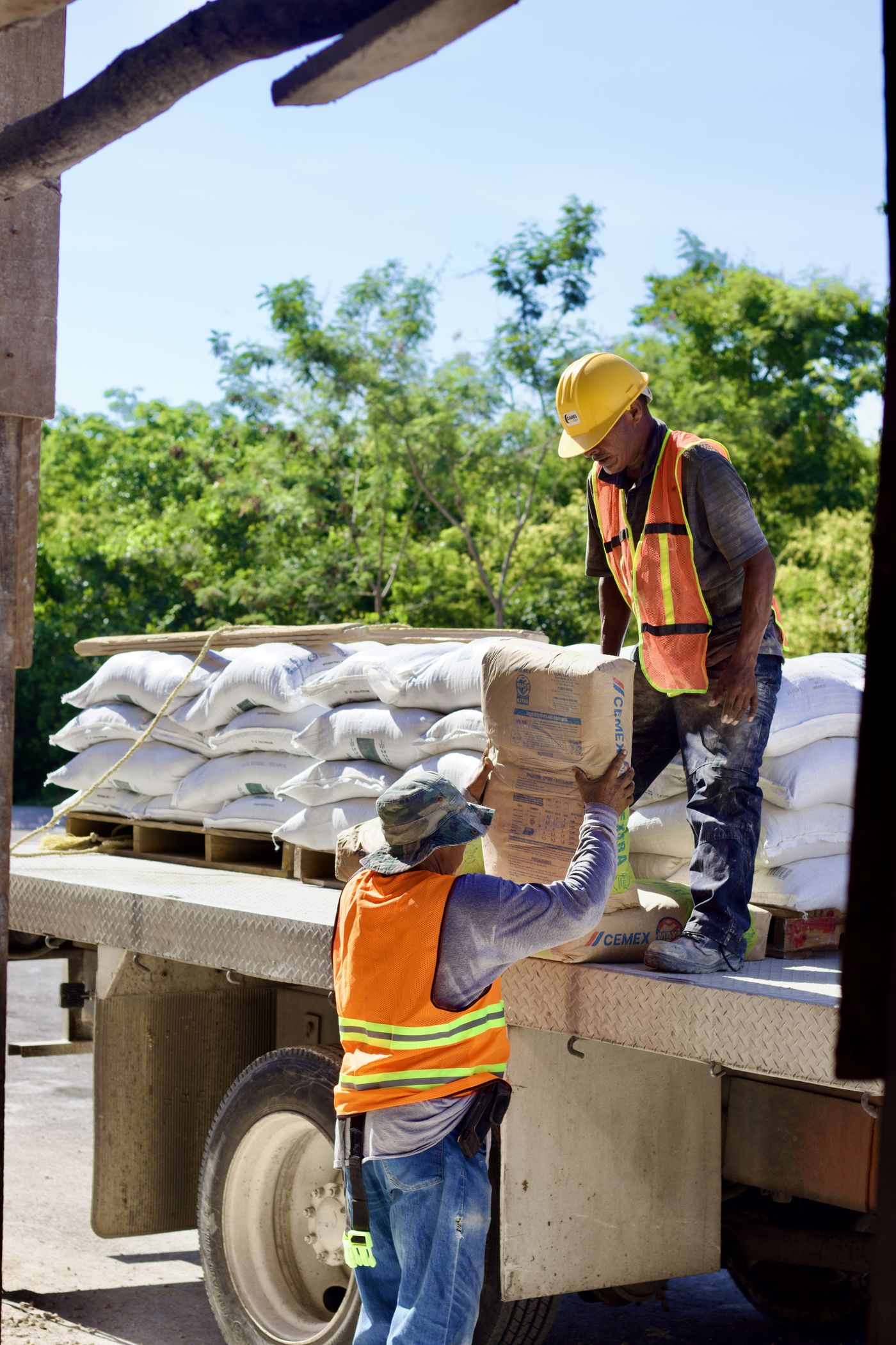 Carga de cemento Cemex en camión para entrega en obra
